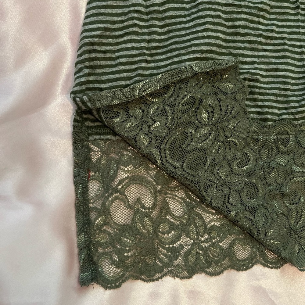 2000s Striped Lace-Trim Long Tank Top - Picture 4 of 7